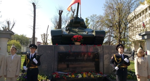 Симферополь празднует 73-ю годовщину освобождения от немецко-фашистских захватчиков (ФОТО)