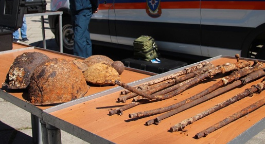 Спасатели Севастополя передали музею артефакты времен Первой и Второй обороны города