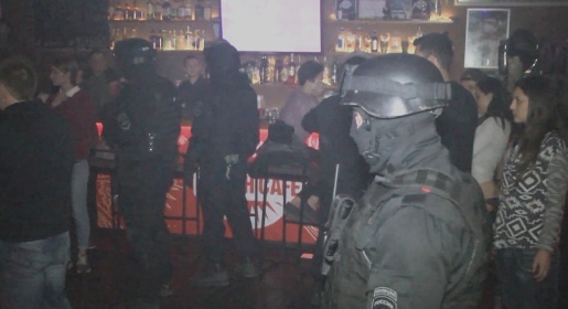 Крымские полицейские провели рейд в ялтинском ночном клубе (ФОТО, ВИДЕО)