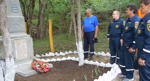 Спасатели привели в порядок два труднодоступных памятника ВОВ в Крымских горах (ФОТО)