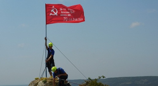 Сотрудники «Крым-Спаса» водрузили Знамя Победы на скалах в Ялте, Алуште и Бахчисарае (ФОТО)