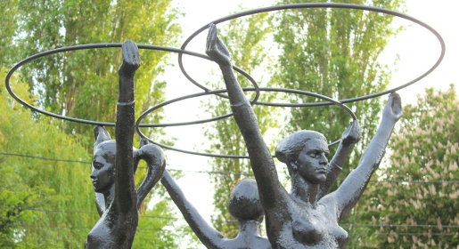 «Три грации» в симферопольском парке получили по новому хула-хупу