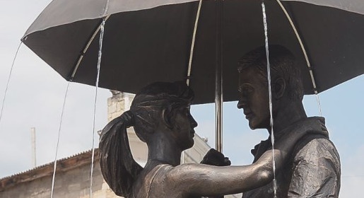 Композиция «Влюблённая пара» украсила фонтан на Музейной площади Феодосии (ФОТО)
