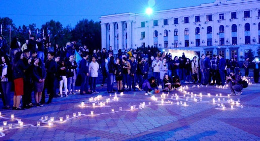 Карту России выложили свечами на главной площади Симферополя в память о жертвах депортации (ФОТО)