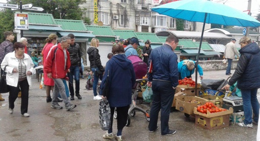 Полсотни «инвесторов» тестируют очищенную от самостроев площадку перед рынком в Симферополе (ФОТО, ВИДЕО)