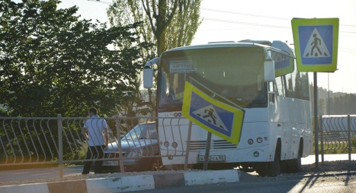 Междугородный автобус снес знак пешеходного перехода на въезде в Симферополь (ФОТО)