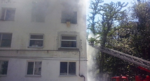 Пожарные спасли четырёх девочек из горящей пятиэтажки в Красноперекопске (ФОТО)