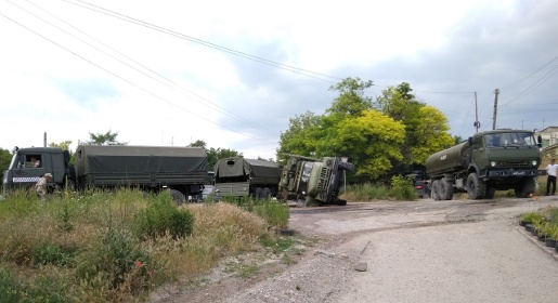 Военный грузовик завалился на бок в Бахчисарае (ВИДЕО)