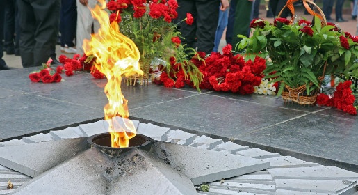 Аксёнов почтил память воинов, павших за Родину (ФОТО)