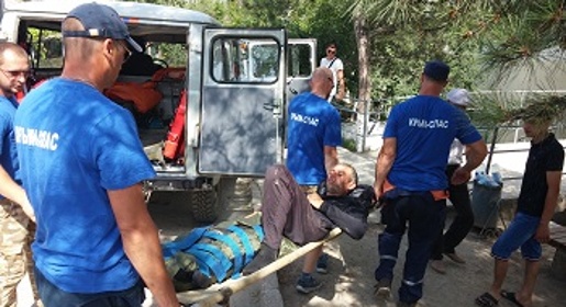 Спасатели оказали в крымских горах помощь сломавшему ногу туристу