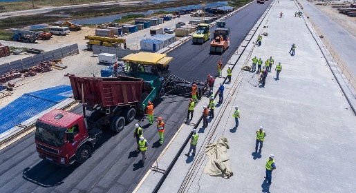 Строители начали укладывать первый асфальт на Крымском мосту (ФОТО, ВИДЕО)