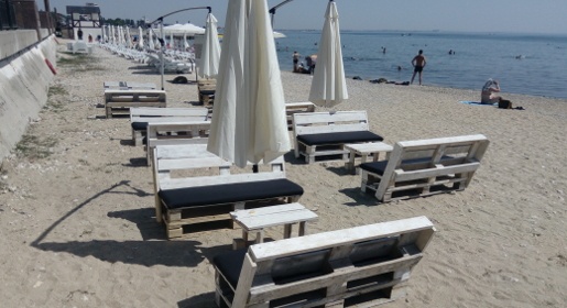 Власти Феодосии не имеют претензий к арендатору высмеянного в интернете пляжа (ФОТО)