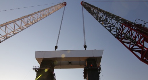 Строители начали монтаж верхних частей самых высоких опор Крымского моста (ФОТО)