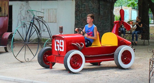 Красочный гоночный автомобиль пополнил аллею кованых скульптур в Детском парке Симферополя (ФОТО)