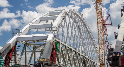 Строители закончили сборку автодорожной арки Крымского моста (ФОТО)