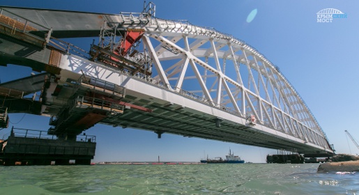 Строители готовят железнодорожную арку Крымского моста к погрузке на плавсистему (ФОТО)