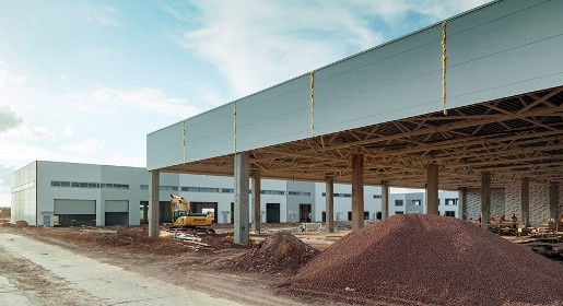 Строители завершили монтаж кровли и фасадов служебных зданий нового терминала аэропорта Симферополь (ФОТО)