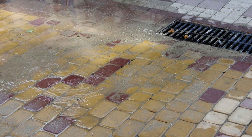 Городские службы Симферополя ликвидировали прорыв воды на центральной улице Пушкина (ФОТО)