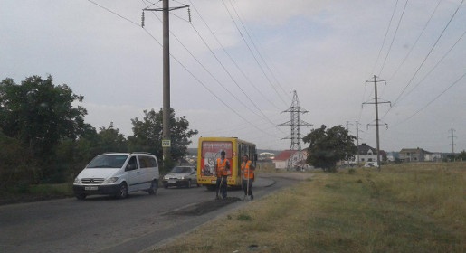 Дорожники отремонтировали 30 тысяч квадратных метров дорог в Симферополе (ФОТО)