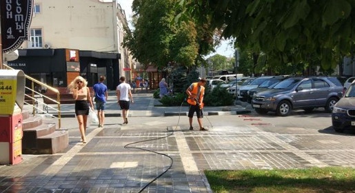 Коммунальщики отмоют вручную всю плитку в центре Симферополя (ФОТО)