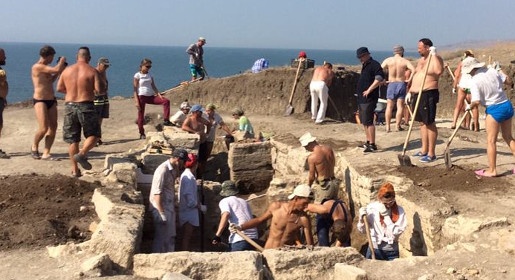 Археологи нашли на Керченском полуострове античную мраморную плиту с древним текстом (ФОТО)