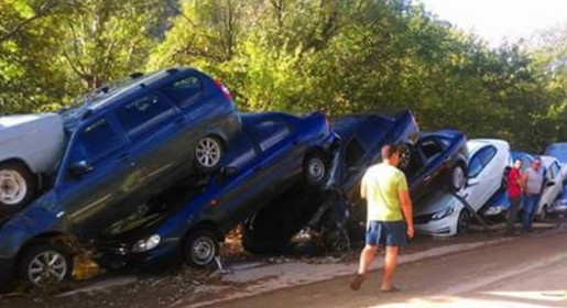 Селевой поток снес полтора десятка автомобилей на трассе Грушевка – Судак (ФОТО, ВИДЕО)