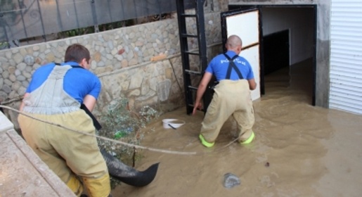 Спасатели оказывают адресную помощь крымчанам, пострадавшим от непогоды (ФОТО)