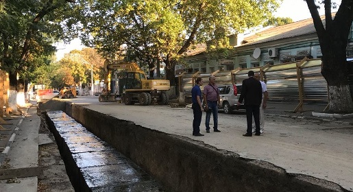 Подрядчик приступил к засыпке смонтированного трубопровода на улице Толстого в Симферополе (ФОТО)