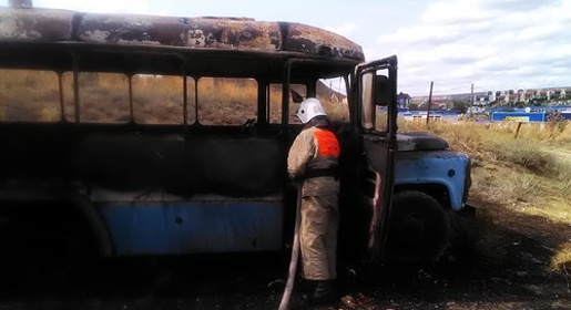 Загоревшийся автобус едва не стал причиной крупного пожара в Коктебеле (ФОТО)