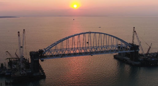 Строители подняли железнодорожную арку Крымского моста на проектную высоту