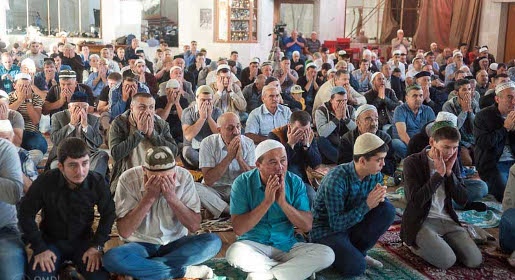 Мусульмане Крыма провели праздничный намаз в честь Курбан-байрама