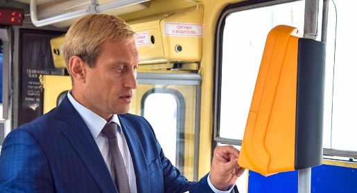 Глава администрации Евпатории протестировал работу валидатора в трамвае
