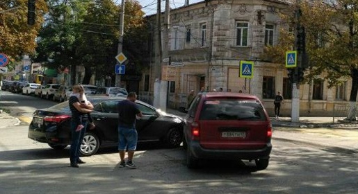 Автолюбители открыли счет ДТП на отремонтированной центральной улице Симферополя