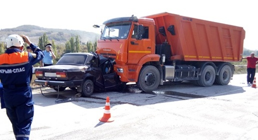 Три человека погибли в столкновении легковушки с грузовиком под Белогорском