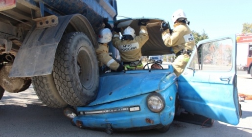 Крымские спасатели раздавили грузовиком «Запорожец» в рамках учений по ликвидации последствий ДТП