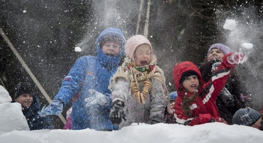 Рекорд России по игре в снежки поставили на родине Деда Мороза, в снежном бою приняли участие 412 человек
