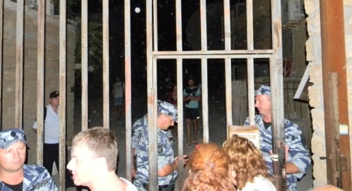 Правоохранители ограничили доступ туристов в курортную Поповку (ФОТО)