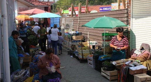 Стихийная торговля на Центральном рынке в Симферополе переместилась за установленный властями забор (ФОТО)