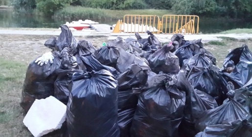 Волонтеры собрали в Гагаринском парке Симферополя 88 мешков мусора (ФОТО)