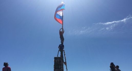 Крымские альпинисты водрузили флаги Российской Федерации на Ай-Петри (ФОТО)