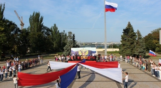 На День государственного флага России в Керчи провели флешмоб и рисовали триколор на лицах (ФОТО)