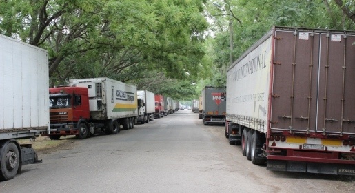 Грузовики заполнили дорогу, прилегающую к площадке-накопителю Керченской переправы (ФОТО)