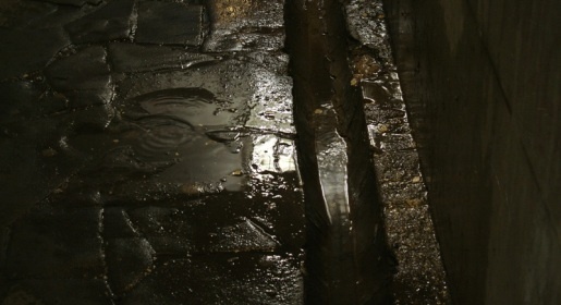 Подземный переход в центре Симферополя заливает грунтовыми водами (ФОТО)