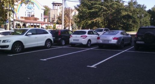 Новая парковка у здания администрации Симферополя не решила проблему разгрузки центральных улиц города