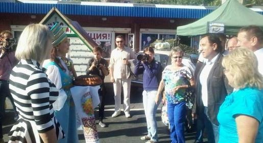 На ярмарке в Симферополе крымского министра сельского хозяйства встретили караваем, песнями и танцами (ФОТО)