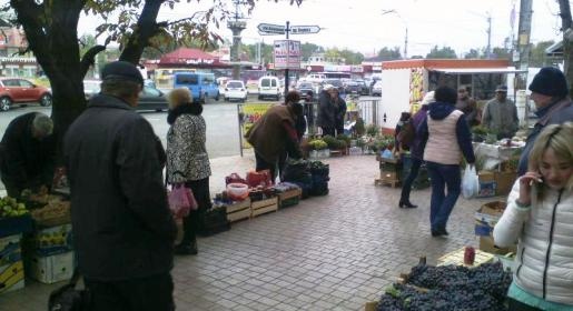 Стихийная торговля с площади перед Центральным рынком в Симферополе переместилась в соседний переулок Пионерский (ФОТО)