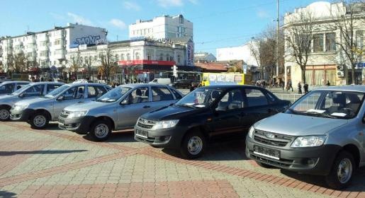 Аксёнов вручил ключи от автомобилей крымчанам, пострадавшим вследствие несчастных случаев на производстве (ФОТО)