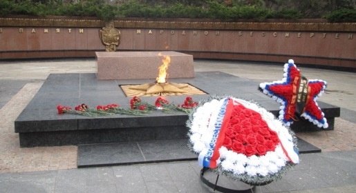 Крымские руководители возложили цветы к могиле Неизвестного солдата (ФОТО)