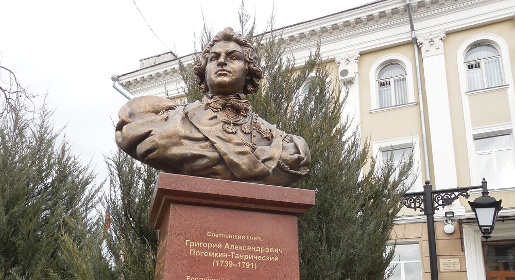 У здания администрации Симферополя установили бюст князя Потемкина-Таврического
