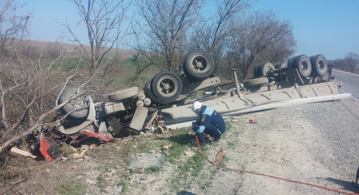 Спасатели деблокировали водителя из перевернувшегося на трассе Феодосия – Симферополь грузовика (ФОТО)